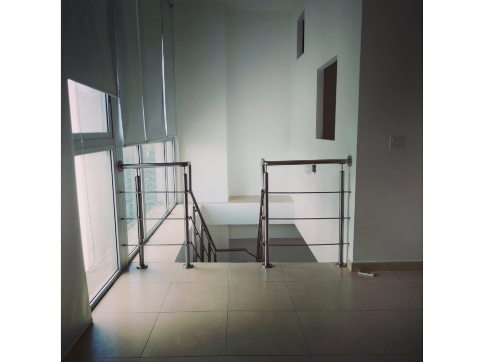 SE ALQUILA APARTAMENTO EN AV BALBOA DOBLE ALTURA L.BLANCA 4R FS 2539