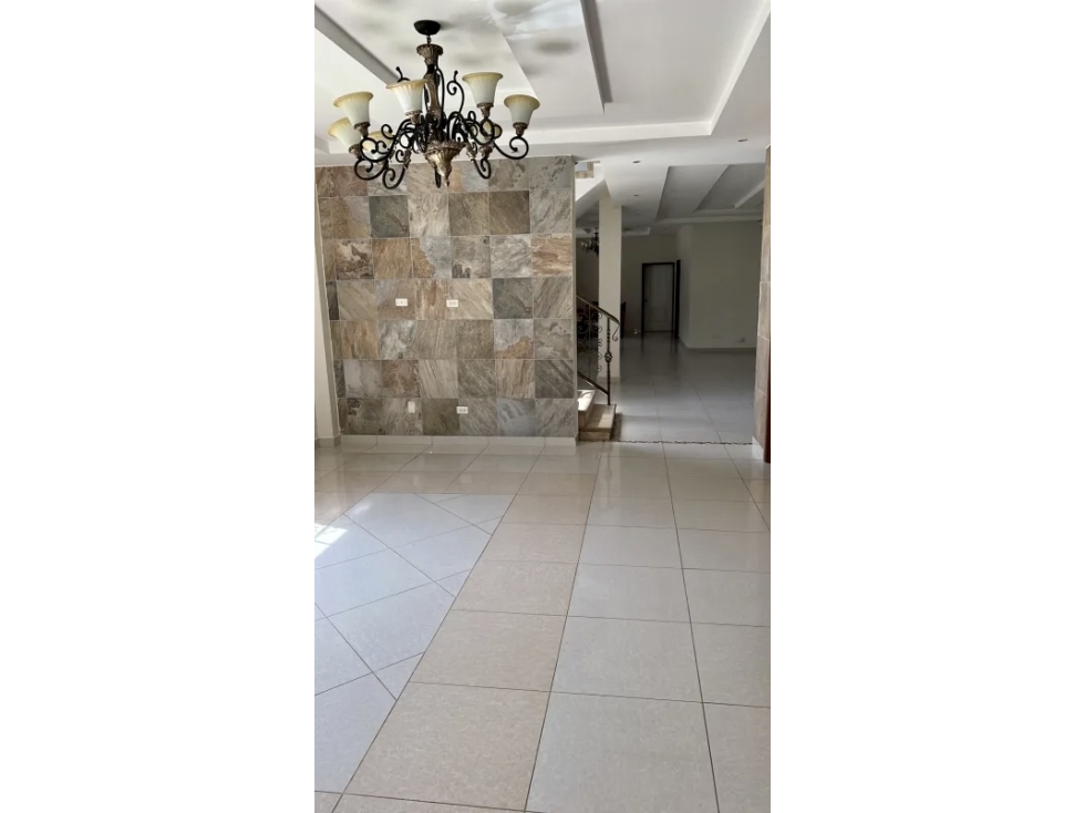 SE VENDE CASA EN LLANOS DE CURUNDU $699,000 — foto 4