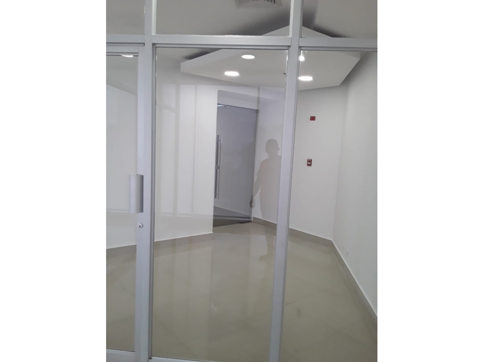 SE ALQUILA OFICINA REMODELADA EN AREA BANCARIA $1,800 — foto 2