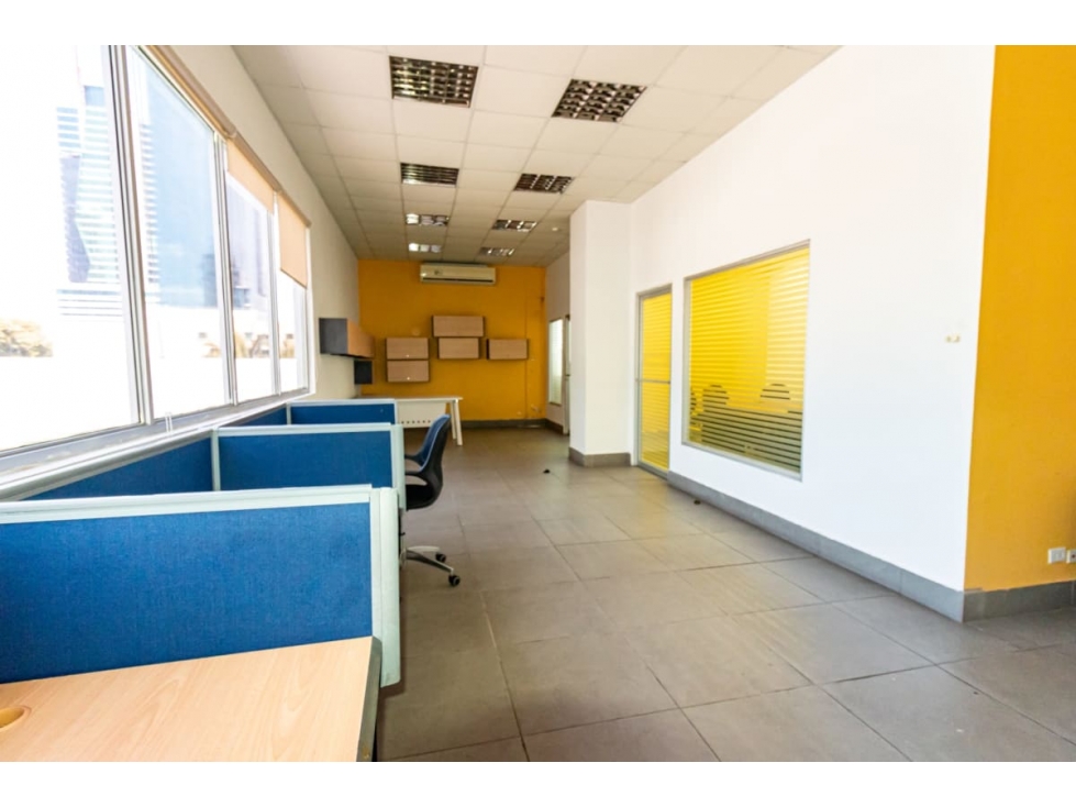 SE ALQUILA OFICINA 1014 Mts EN CALLE 50 / VIA BRASIL