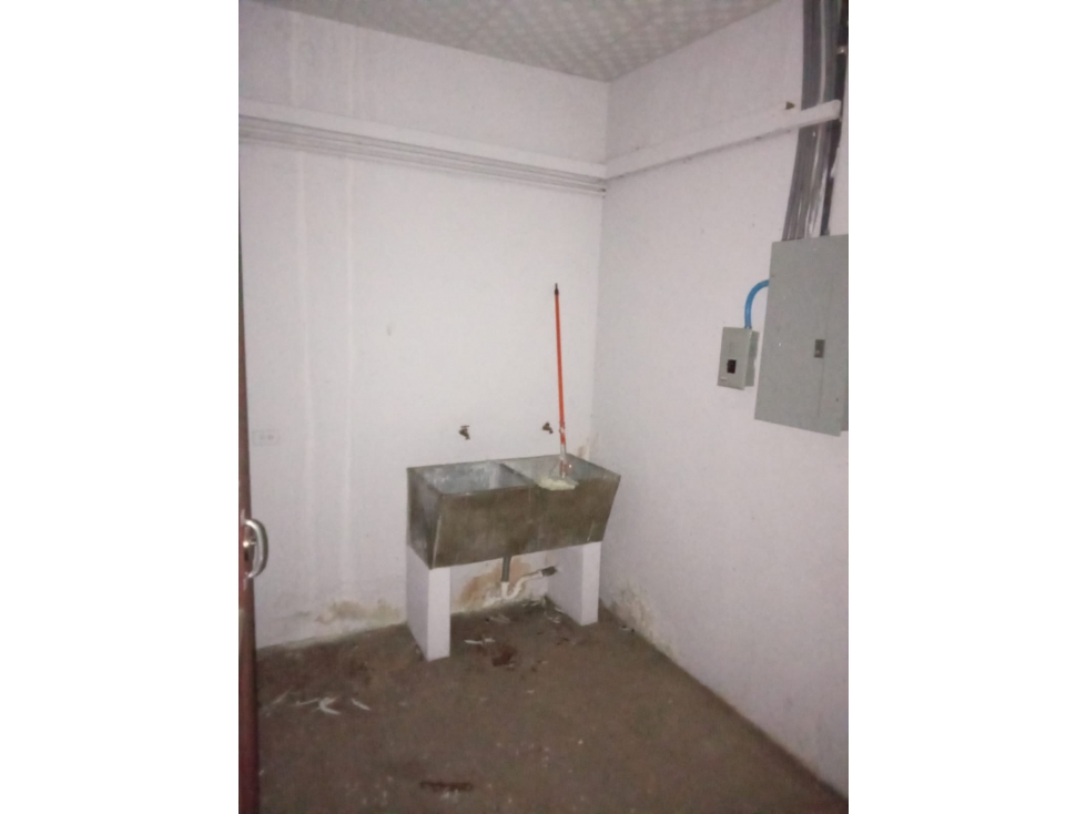 ALQUILER DE CASA COMERCIAL EN VISTA HERMOSA — foto 2