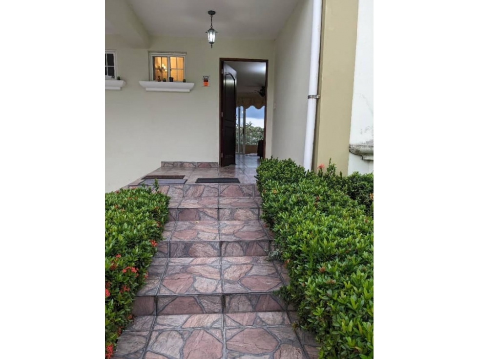 SE ALQUILA CASA EN BRISAS DEL GOLF / PH BRISAS PACIFICO