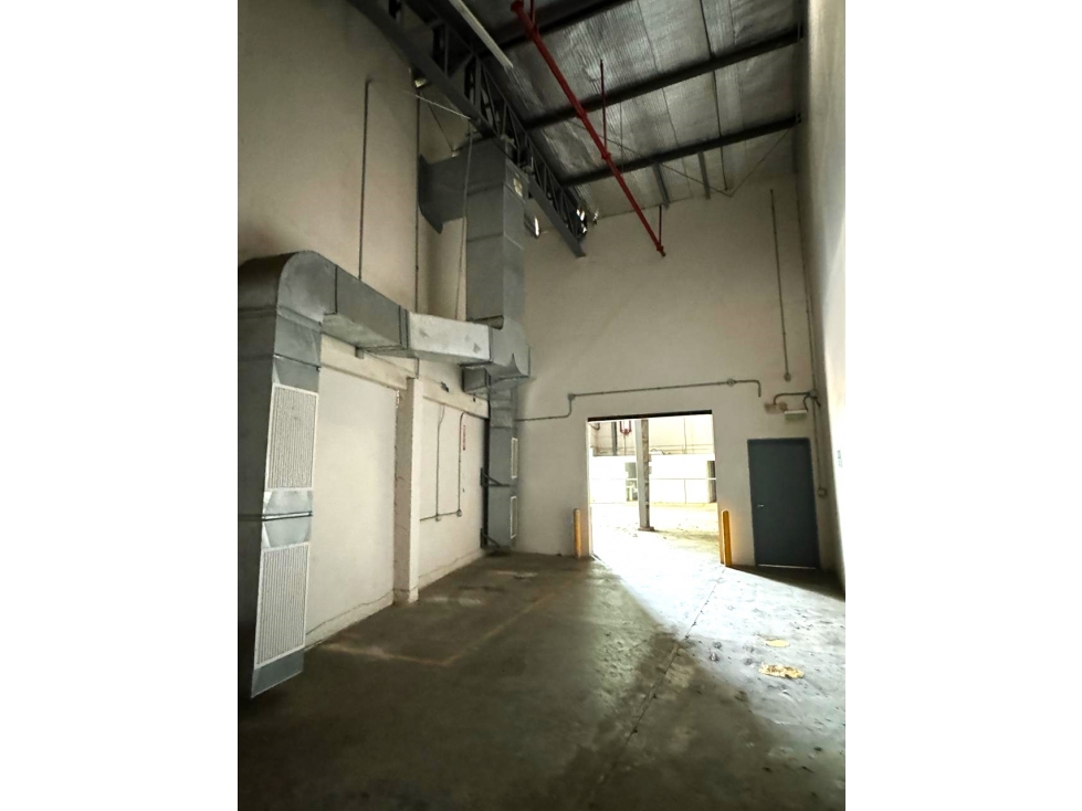 SE ALQUILA BODEGA EN ZONA FRANCA | 600MT2 — foto 4