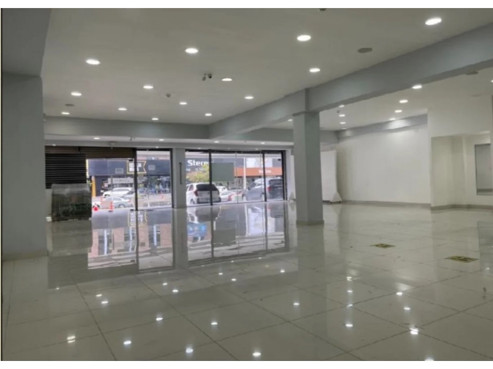 SE ALQUILA LOCAL COMERCIAL EN LA VIA ESPAÑA