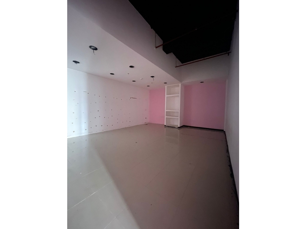 SE ALQUILAN LOCALES COMERCIALES EN PLAZA BIEN UBICADA