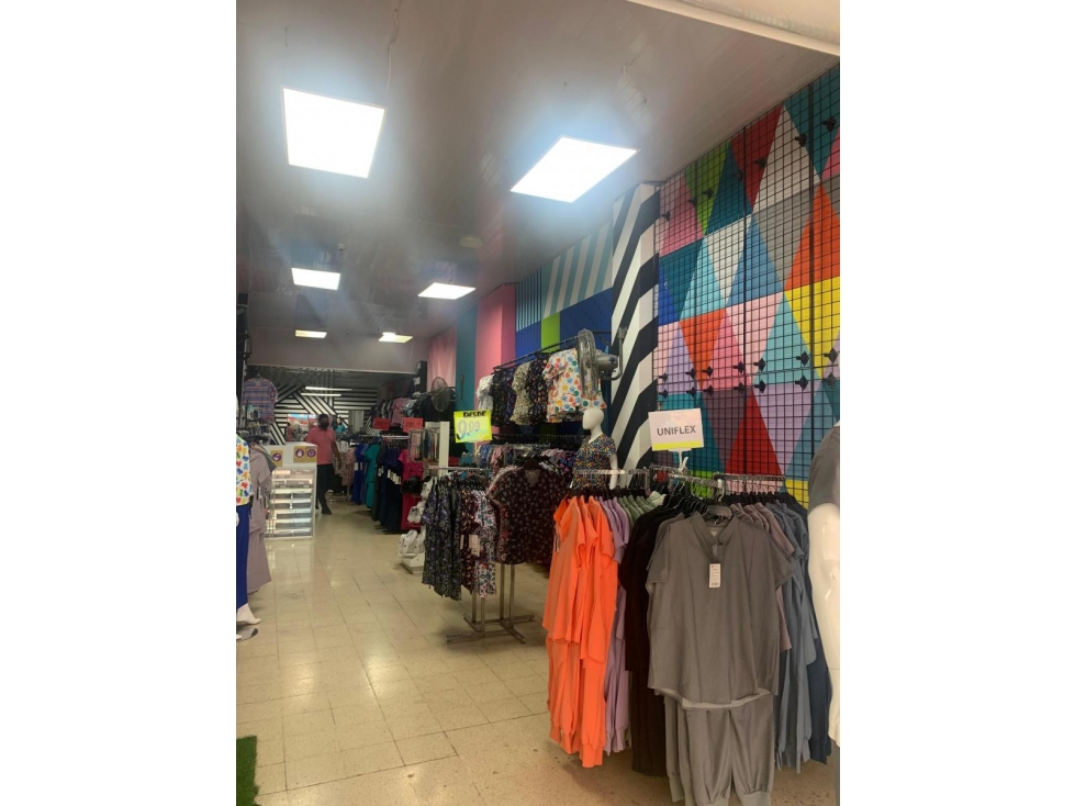 Se alquila local en avenida central