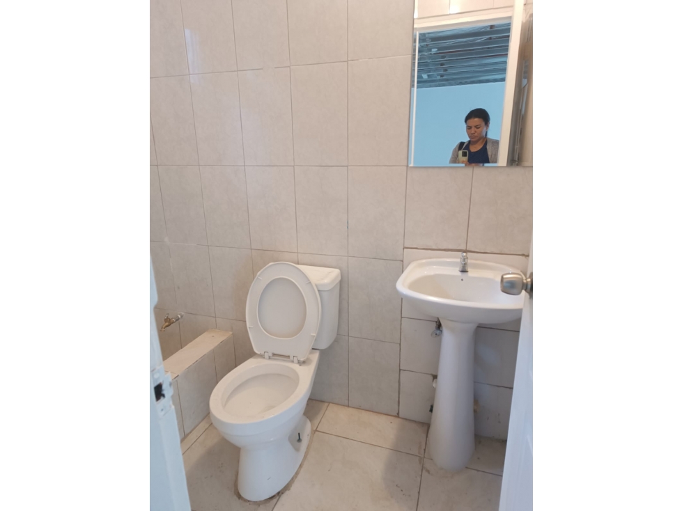 En alquiler local comercial de 42 m2 en el Carmen - Bella Vista. — foto 3