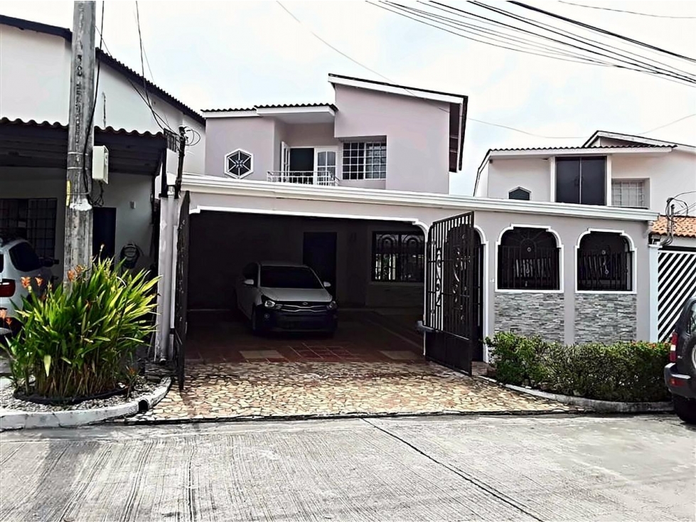 En venta casa de dos niveles en Villa de Cerro Lindo, El Crisol