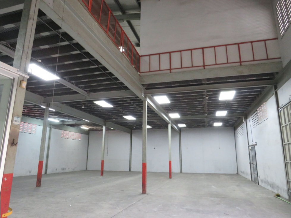 Se Vende Galera con Oficinas Parque Lefevre 800 Mts $1.300.000.00 - 5