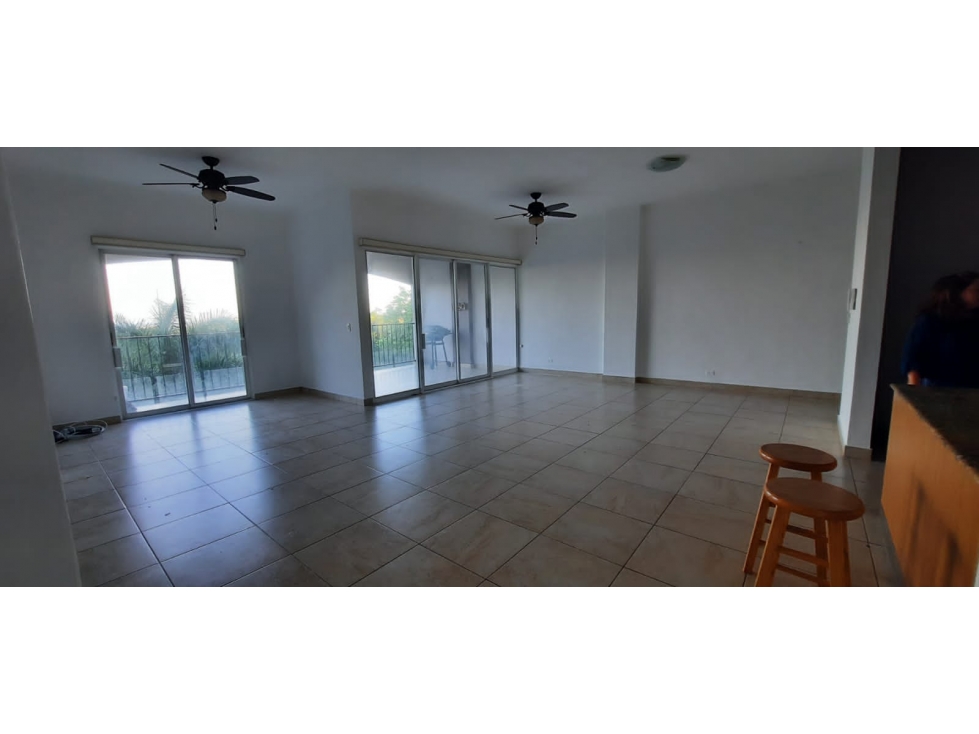 SE ALQUILA EXCLUSIVO APARTAMENTO EN AMADOR