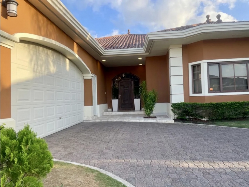 SE VENDE AMPLIA CASA EN COSTA SUR $650,000