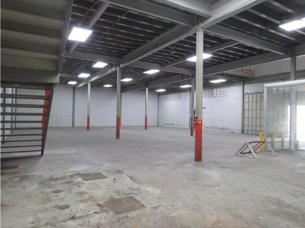 Se Vende Galera con Oficinas Parque Lefevre 800 Mts $1.300.000.00 - 2