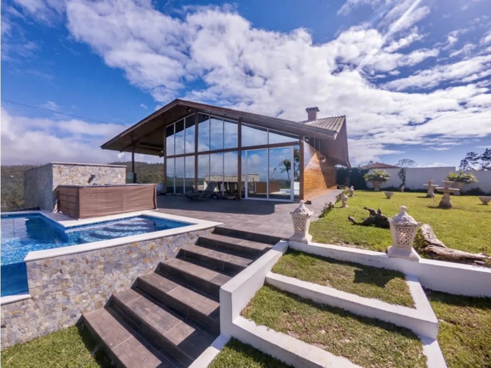 SE VENDE CASA EN ALTOS DE CERRO AZUL