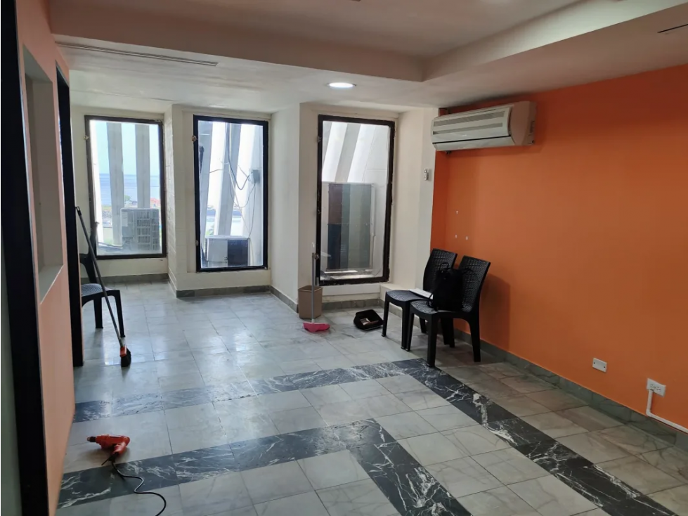SE ALQUILA OFICINA EN AVENIDA BALBOA NEGOCIABLE