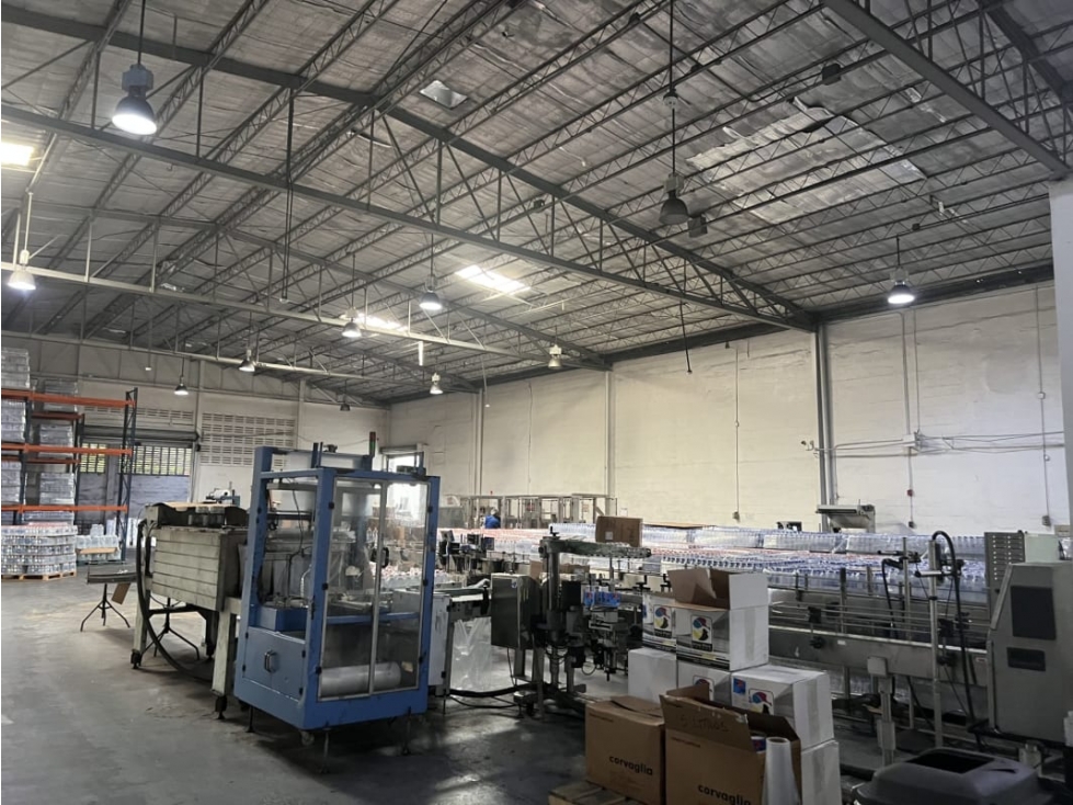 Alquilo Extraordinaria bodega en Milla 8 3500m2 - 4