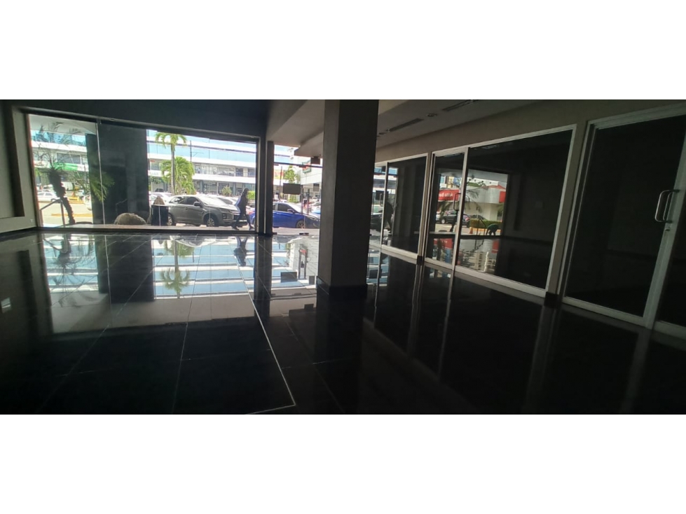 Se Alquilan dos Amplios Locales en Bethania cerca del Dorado Mall. — foto 2