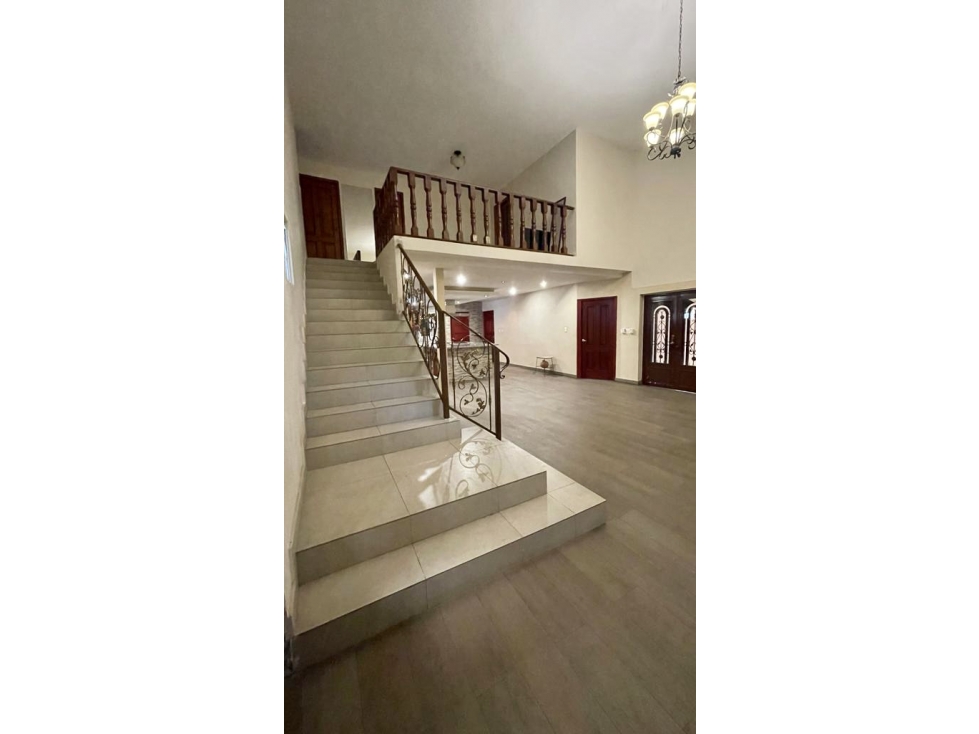 SE VENDE CASA CON PISCINA EN CONDADO DEL REY $697,500 - 3