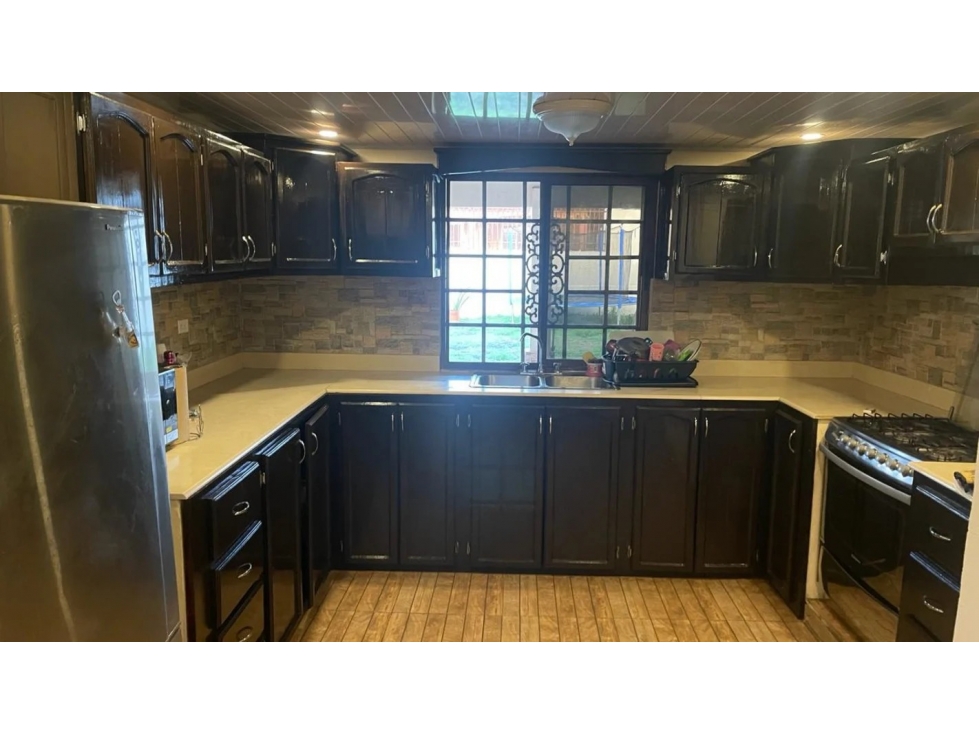 VENDO HERMOSA CASA EN PUERTO PILÓN DE 370 MTS2 --$145.000-- - 3