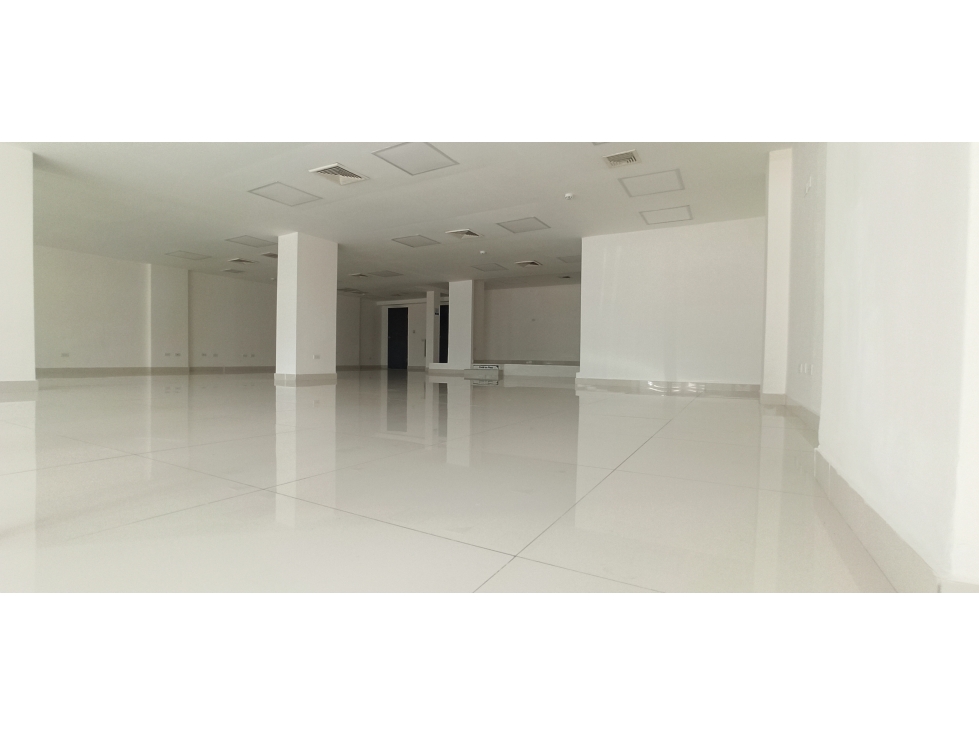 Se Alquila local comercial de 180mt2 en CALLE 50 sobre vía principal!!