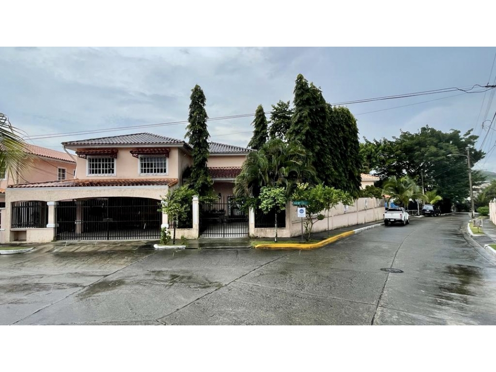 SE VENDE CASA CON PISCINA EN CONDADO DEL REY $697,500 - 1