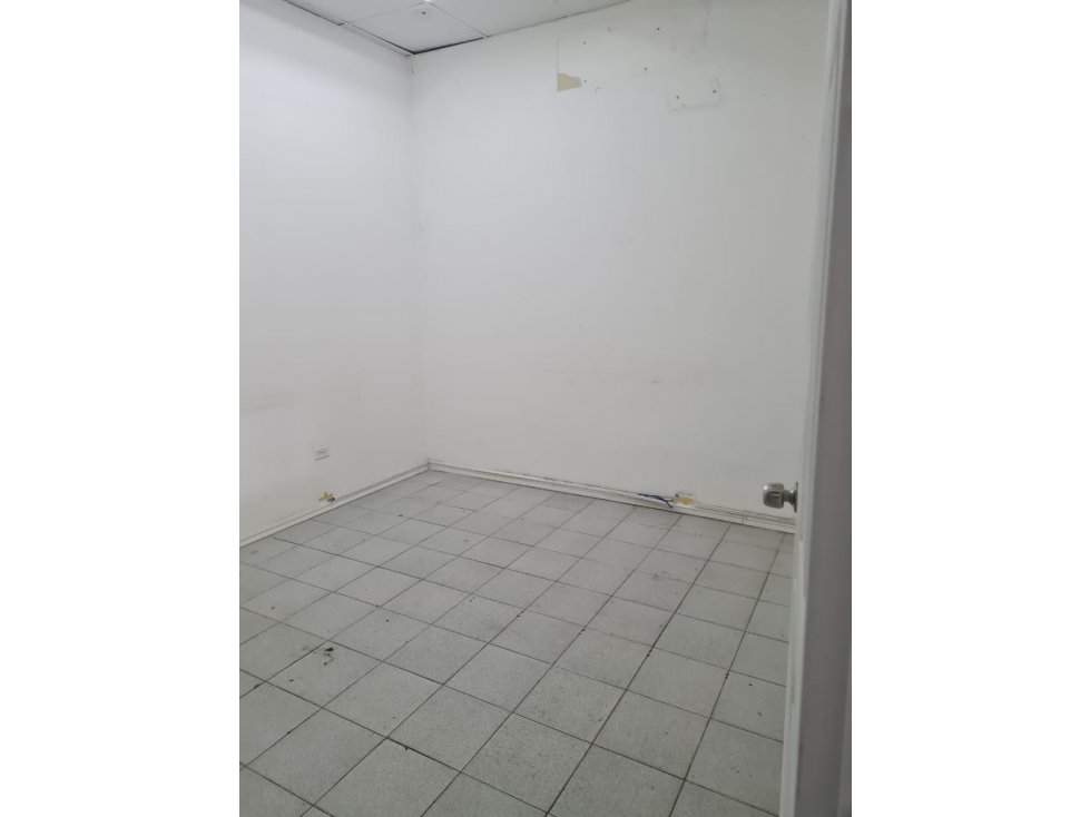 Se alquila local comercial en av. principal $1100 - 6