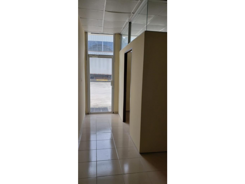 Se alquila galera en villa zaita 320m2 $1700 - 5