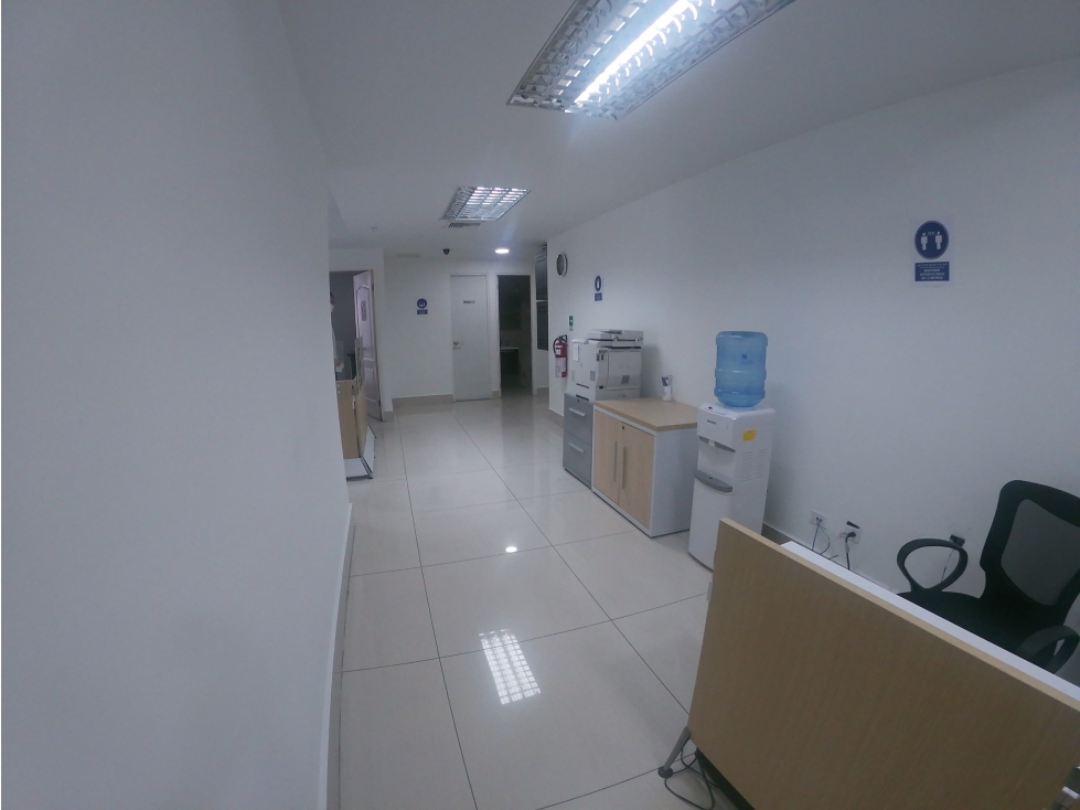 ALQUILER DE OFICINA EJECUTIVA LISTA PARA OCUPAR AV BALBOA — foto 2