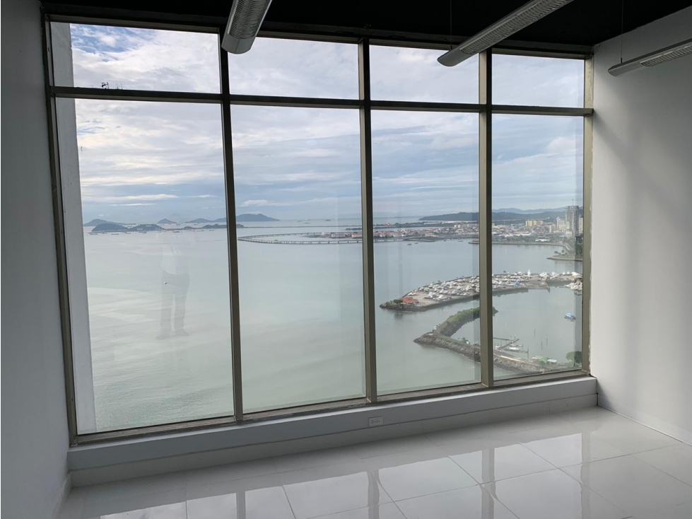 SE ALQUILA MODERNA OFICINA AV. BALBOA 225 MTS $2.800.00 — foto 2