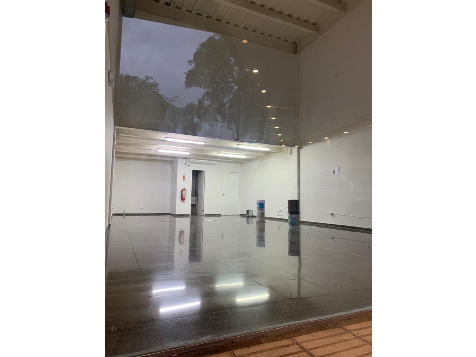 Se alquila local comercial en la cresta 75Mts $1,500