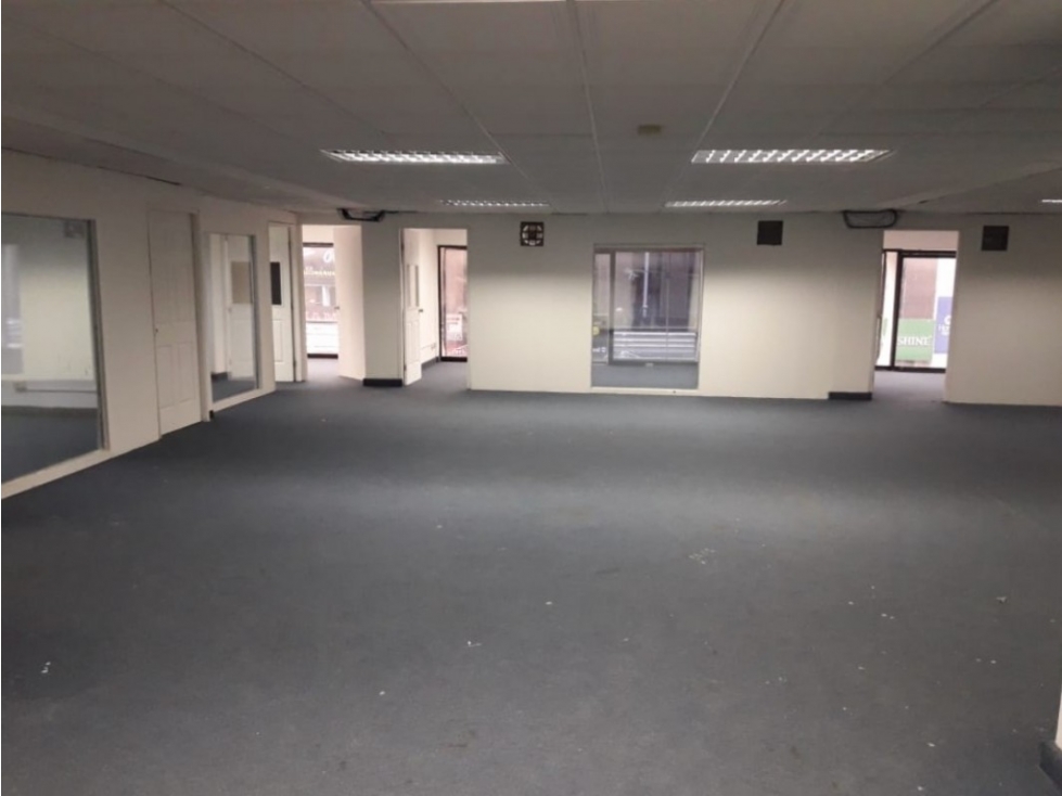 Se Alquilan Oficinas Vía España 220-420 mts $1.490.oo — foto 3