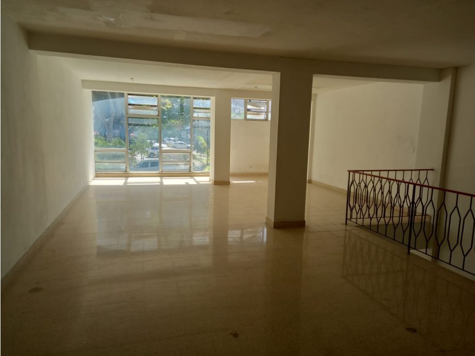 Se Alquilan 2 Locales con Mezanine 210 y 173 Mts $2.500.oo c/u - 4