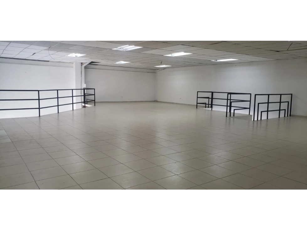 Se Alquila local Esquinero Los Pueblos 352 Mts $5.000.oo — foto 3