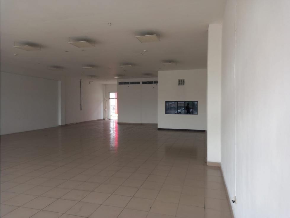 Se Alquila Local 200 Mts Mañanitas Av. Domingo Diaz. $3.400.oo - 5