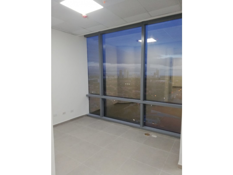 Se alquila Oficina en Costa del Este 50 Mts $990 — foto 2