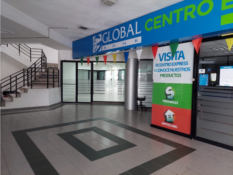 Se Alquila local comercial de 296mt2 en Plaza Mirage $4900 - 2