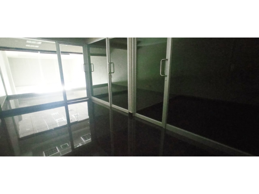 Se Alquilan dos Amplios Locales en Bethania cerca del Dorado Mall. — foto 4