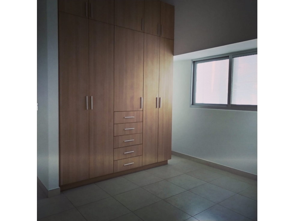 SE ALQUILA APARTAMENTO EN AV BALBOA DOBLE ALTURA L.BLANCA 4R FS 2539 — foto 2