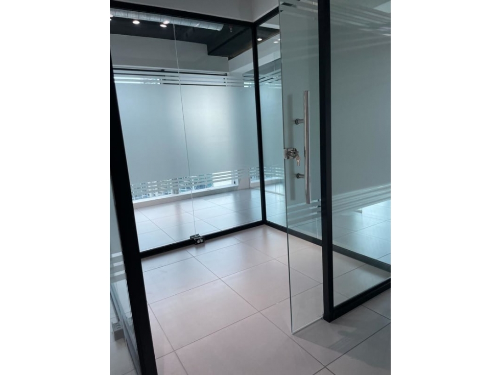 SE VENDE OFICINA REMODELADA EN PUNTA PACIFICA 160 MTS — foto 4