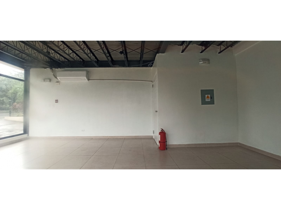 Alquiler de local en esquina con excelente visibilidad en Santa Elena — foto 6