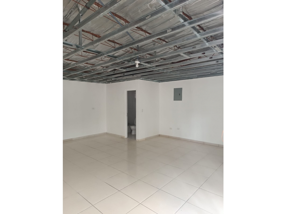 En alquiler local comercial de 42 m2 en el Carmen - Bella Vista.