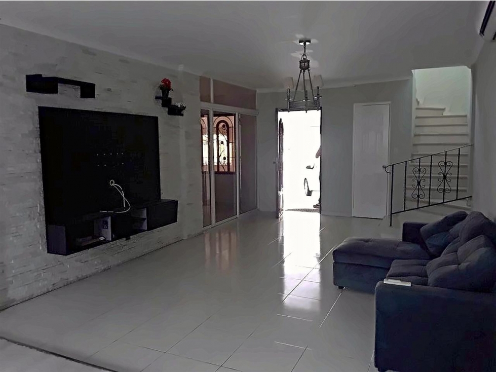 En venta casa de dos niveles en Villa de Cerro Lindo, El Crisol — foto 2