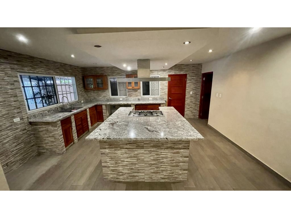 SE VENDE CASA CON PISCINA EN CONDADO DEL REY $697,500 - 6