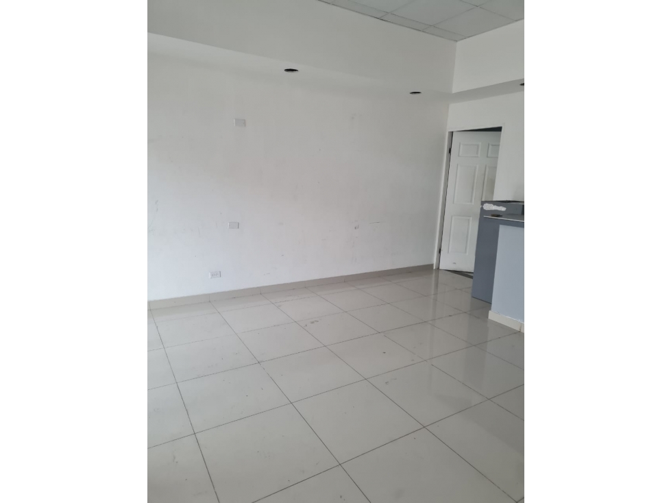 Se alquila local comercial en av. principal $1100 - 5