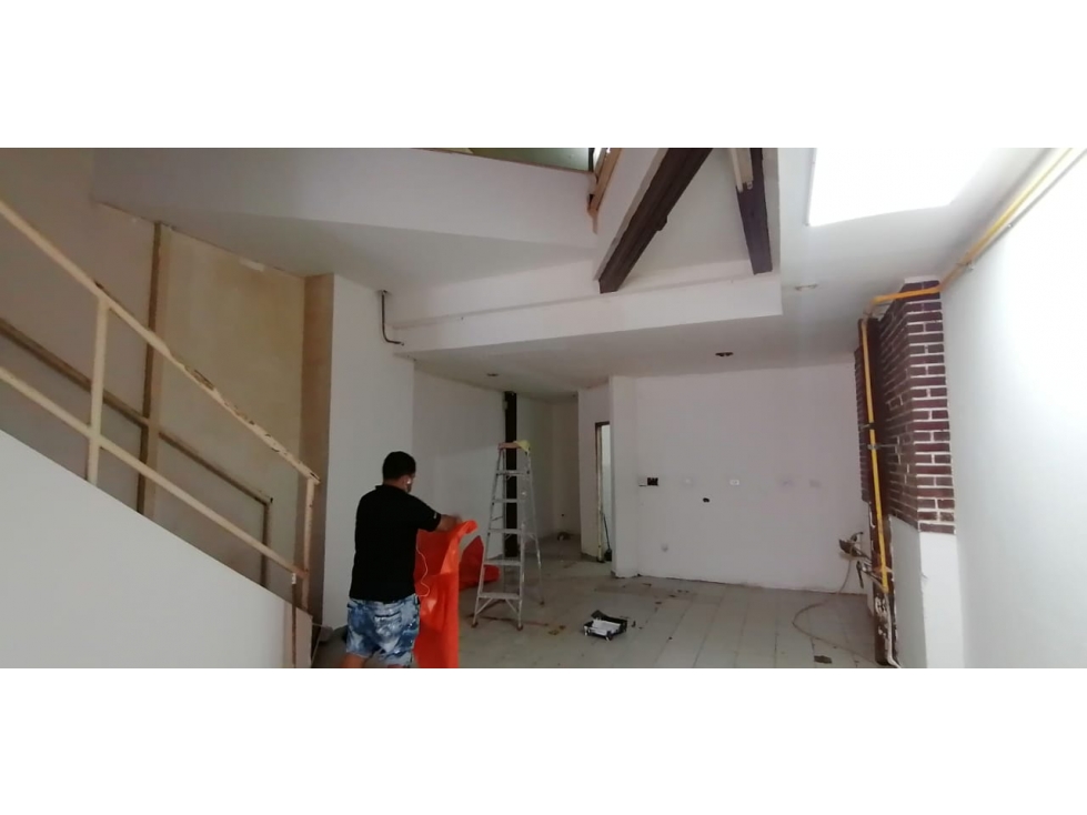 Se alquila local comercial en 12 de octubre 120m2 / mezzanine $2000 - 2