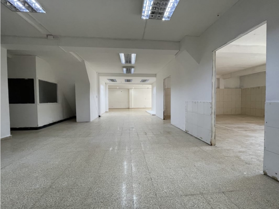 Se alquila Local Comercial de 300 m2 $4500