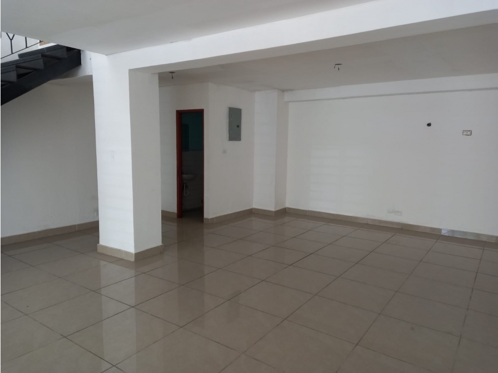 Se Alquilan 2 Locales con Mezanine 210 y 173 Mts $2.500.oo c/u - 5