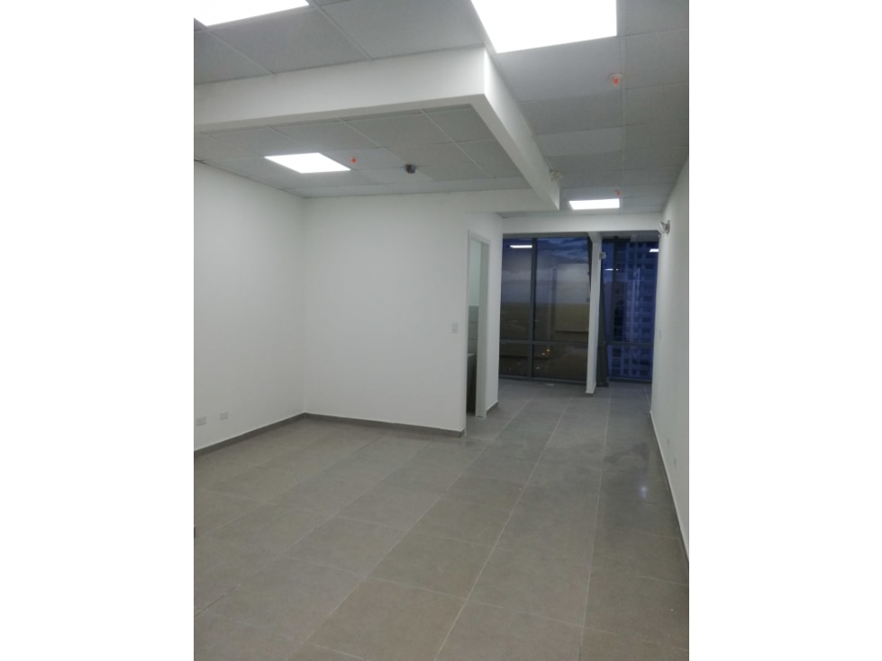 Se alquila Oficina en Costa del Este 50 Mts $990