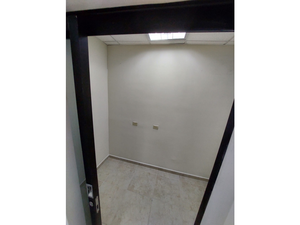 Se Alquila local comercial de 296mt2 en Plaza Mirage $4900 - 3