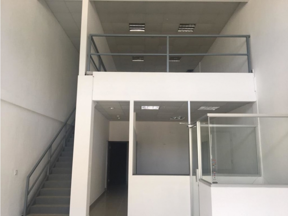 SE VENDE HERMOSO LOCAL EN PLAZA MILLA 8 DE DOS PISOS 126m2 — foto 3