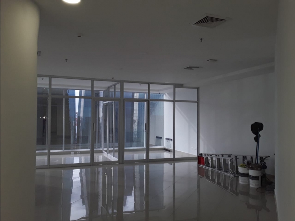 SE ALQUILA OFICINA REMODELADA EN AREA BANCARIA $1,800 — foto 3
